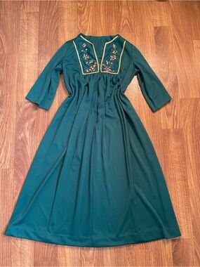 Vintage 70s Green Embroidered Maxi Hostess Dress Folk Boho Lounge Gown M L